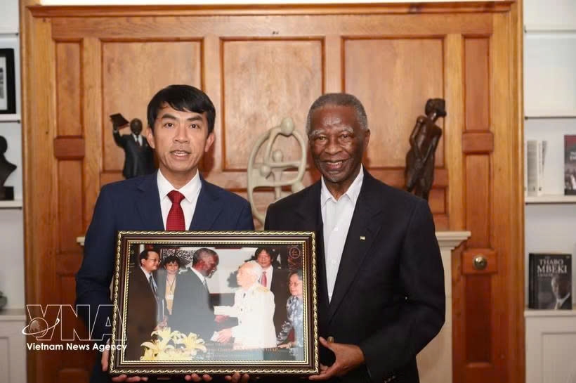 Former South African President receives gift from General Vo Nguyen Giap’s family